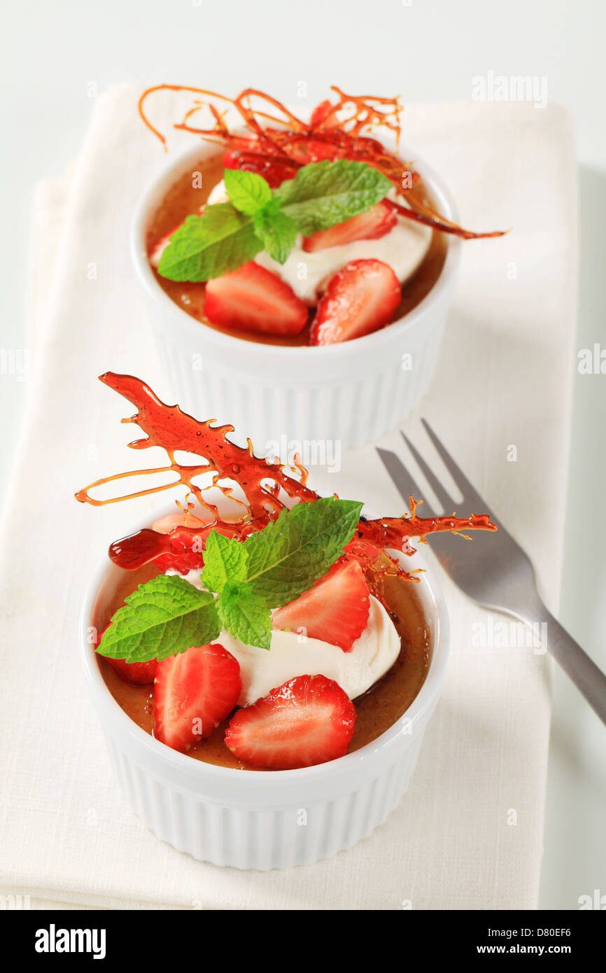 Creme brulee in white ramekins Stock Photo Alamy