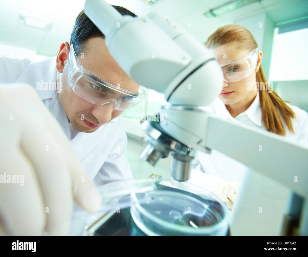 ученый в лаборатории сток фото. серьезные исследования. врач биолог. биолог мужчина. ученые мгу.