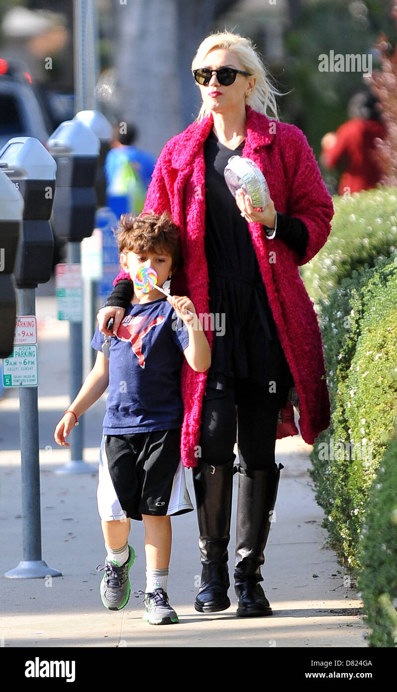 Gwen Stefani and her son Kingston Rossdale spend the day at a party in Santa Monica park Los Angeles, California - 18.02.12 Stock Photo