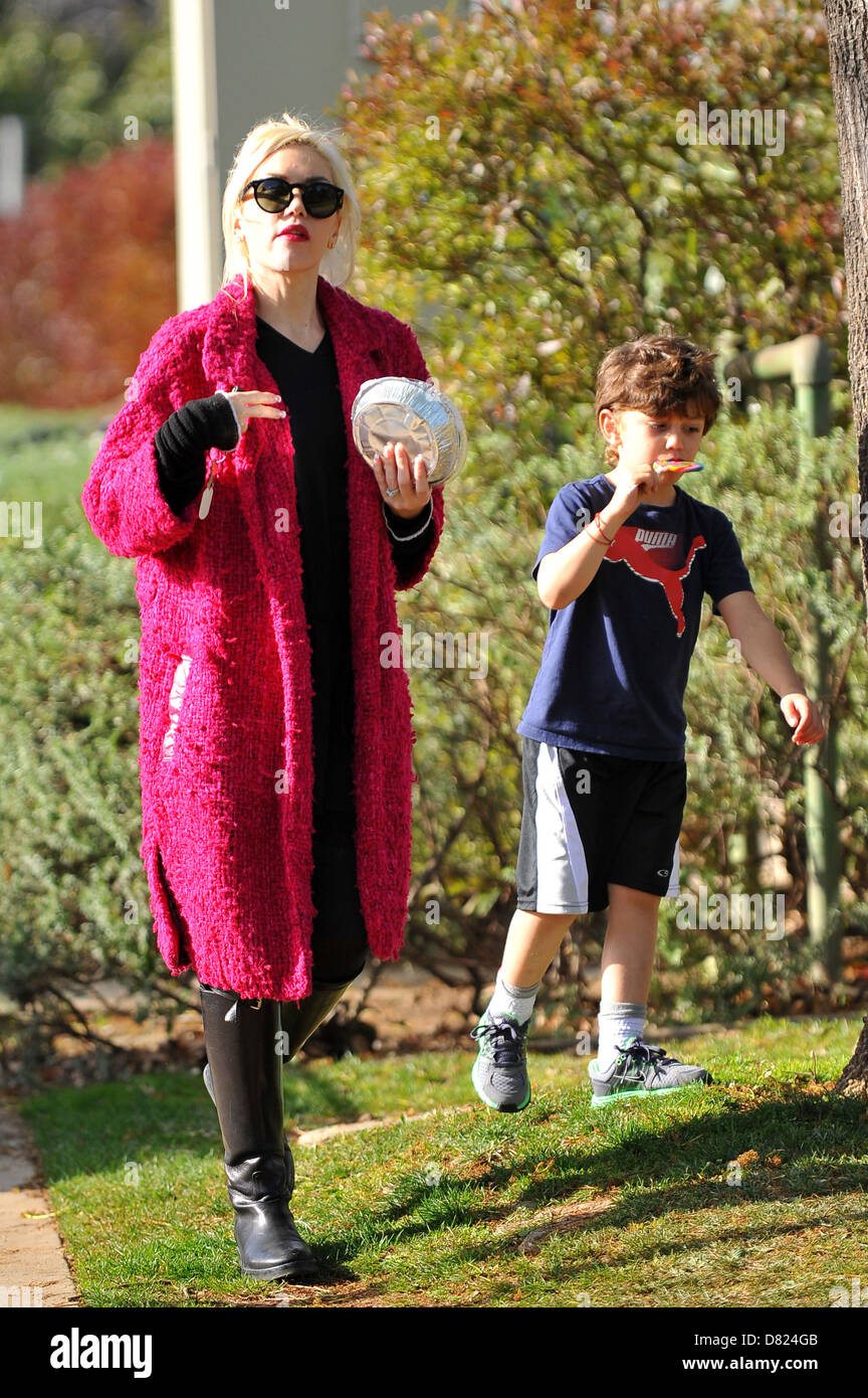 Gwen Stefani and her son Kingston Rossdale spend the day at a party in Santa Monica park Los Angeles, California - 18.02.12 Stock Photo