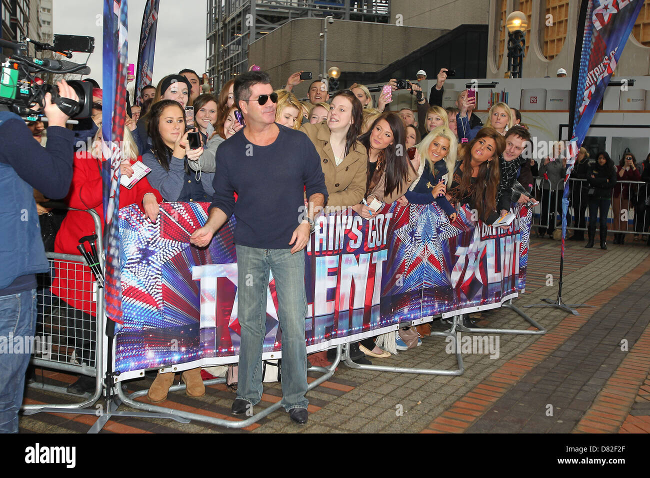 Paparazzi simon cowell hi-res stock photography and images - Alamy