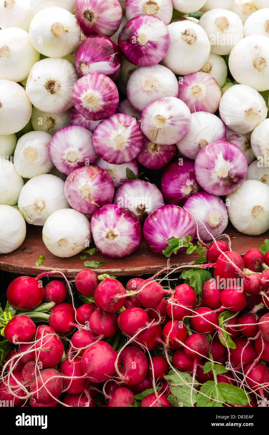 Freshly harvested red onions on display at the farmers market Stock ...