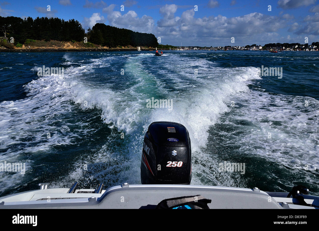 Motor yacht in Morbihan gulf, track left by ship in water (Brittany, France). Stock Photo