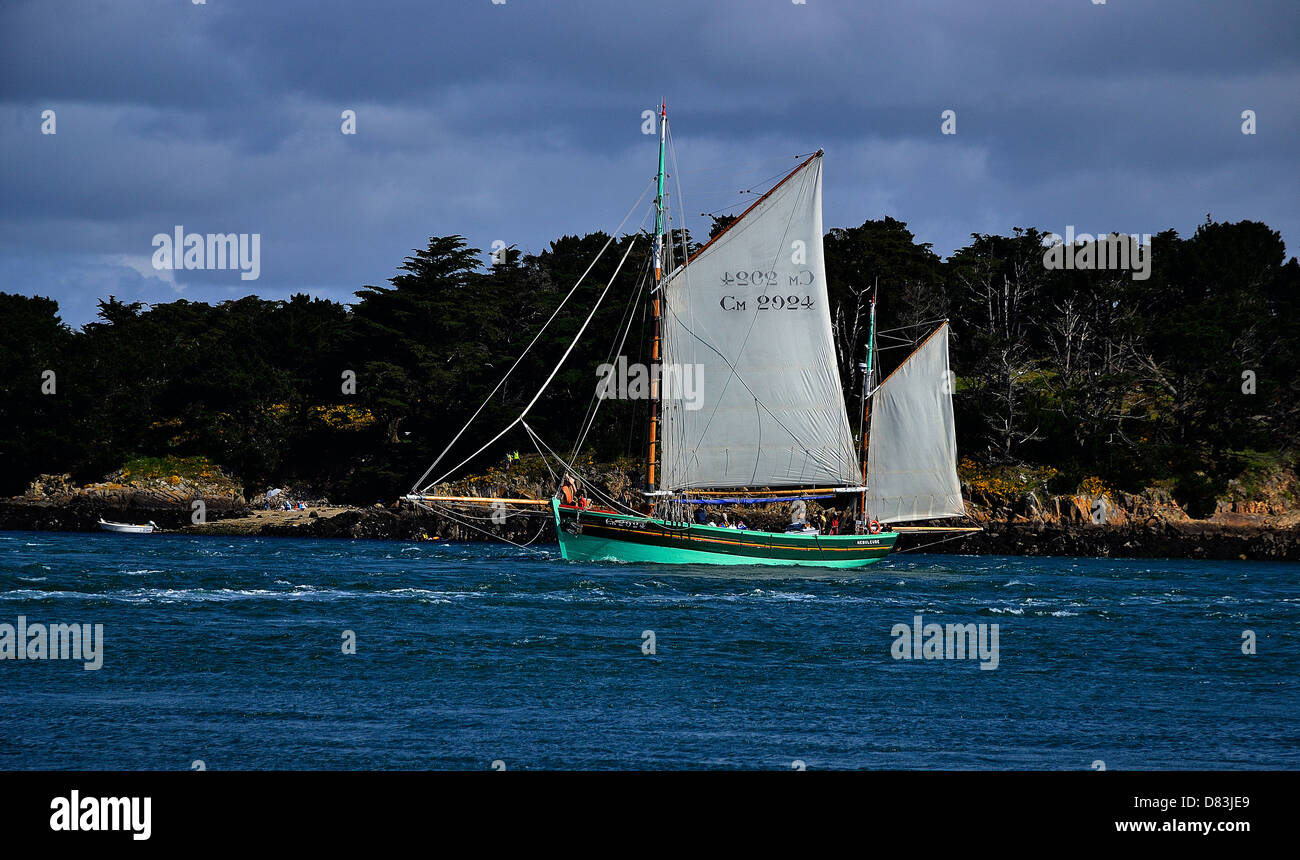Traditional fishing boat 'Nébuleuse', dundee tuna boat., here sailing in front of 'Ile Longue' in Morbihan gulf. Stock Photo