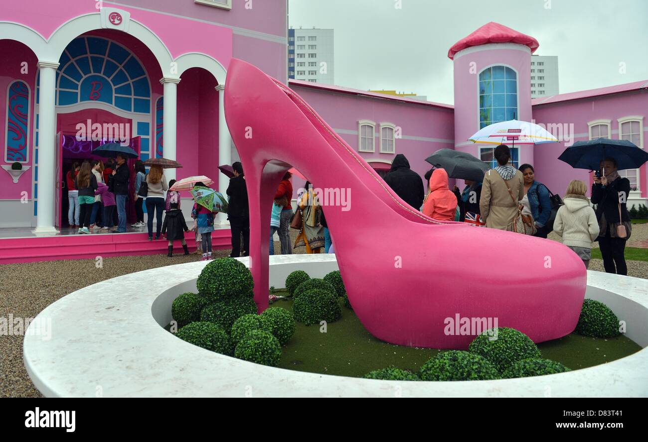 Numerous people stand in line to enter the Barbie Dreamhouse in Berlin,  Germany, 18 May 2013. The Barbie Dreamhouse opened its doors to the public  on 16 May 2013. Photo: Britta Pedersen Stock Photo - Alamy