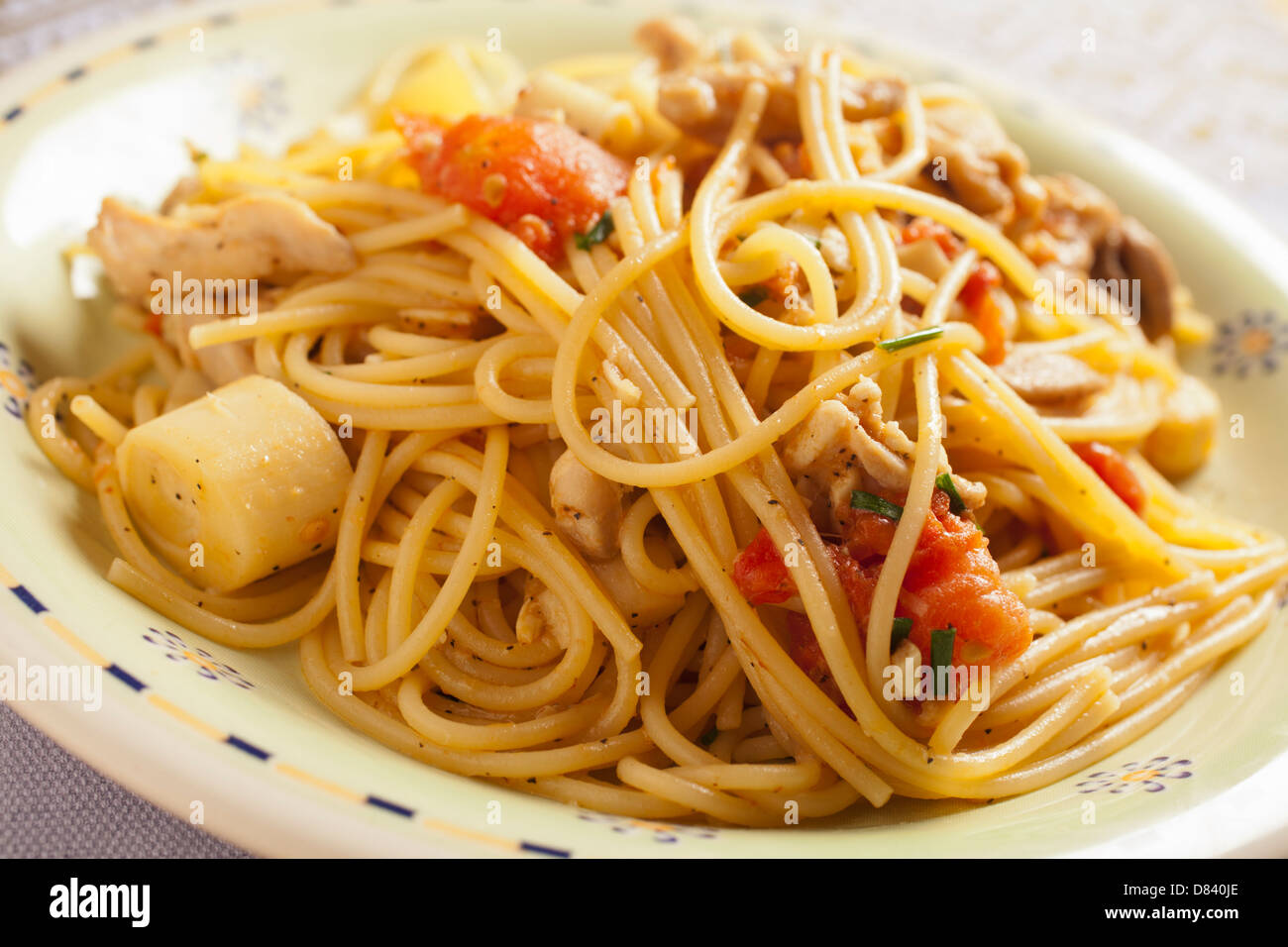 Spaghetti with Chicken and Hearts of Palm Macarrão com molho de frango
