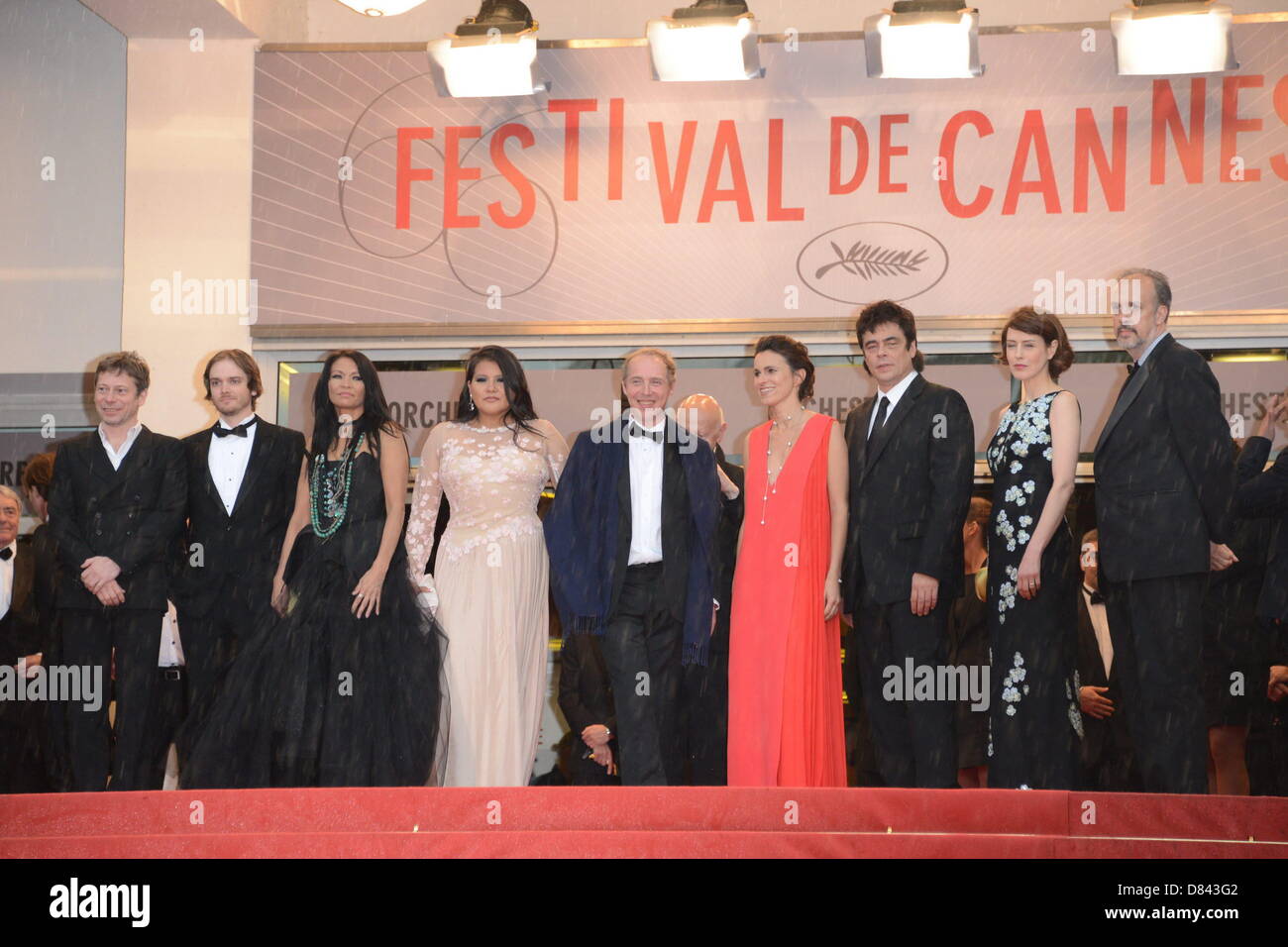 Cannes, France. 18th May, 2013. (L-R) Mathieu Amalric, Danny Mooney, Michelle Thrush, Misty Upham, director Arnaud Desplechin, French Culture minister Aurelie Filippetti, actor Benicio del Toro, actress Gina McKee and writer Kent Jones attend the Premiere of 'Jimmy P. (Psychotherapy Of A Plains Indian)' at Palais des Festivals during The 66th Annual Cannes Film Festival on May 18, 2013 in Cannes, France. (Credit Image: Credit:  Frederick Injimbert/ZUMAPRESS.com/Alamy Live News) Stock Photo