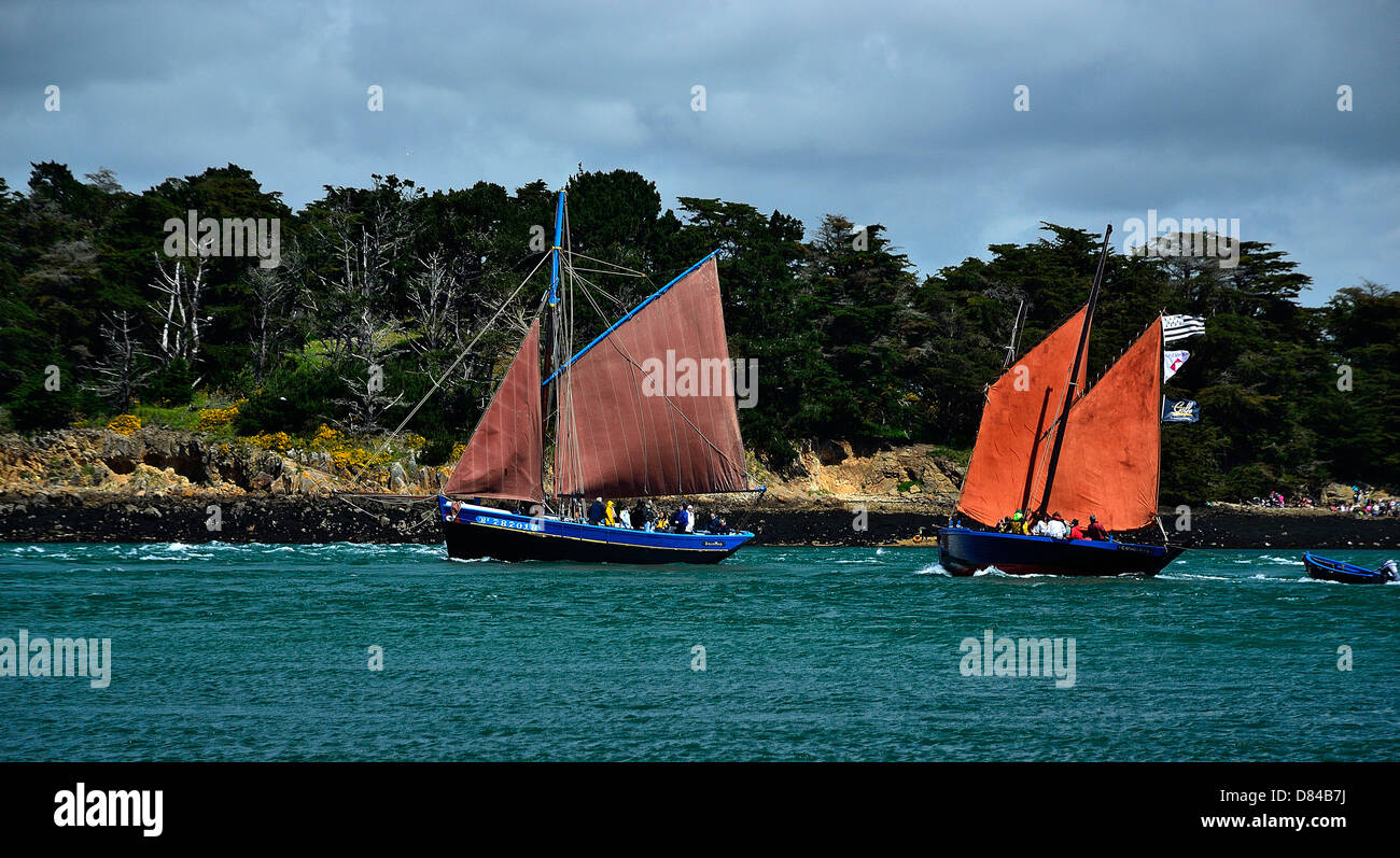 Traditional boats : Dalh Mad (Sloop) and Crialeis (Sinago), sailing in the Morbihan gulf, in front of Ile Longue. Stock Photo