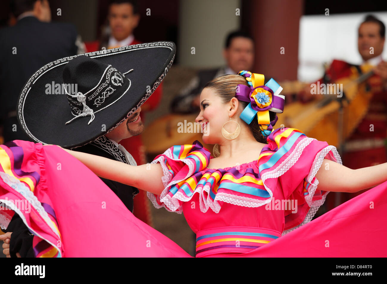 Mexican dancers red hi-res stock photography and images - Alamy