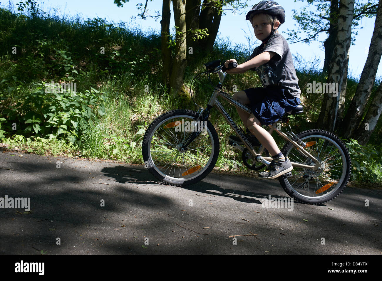 Bicycle with child hi-res stock photography and images - Page 8 - Alamy