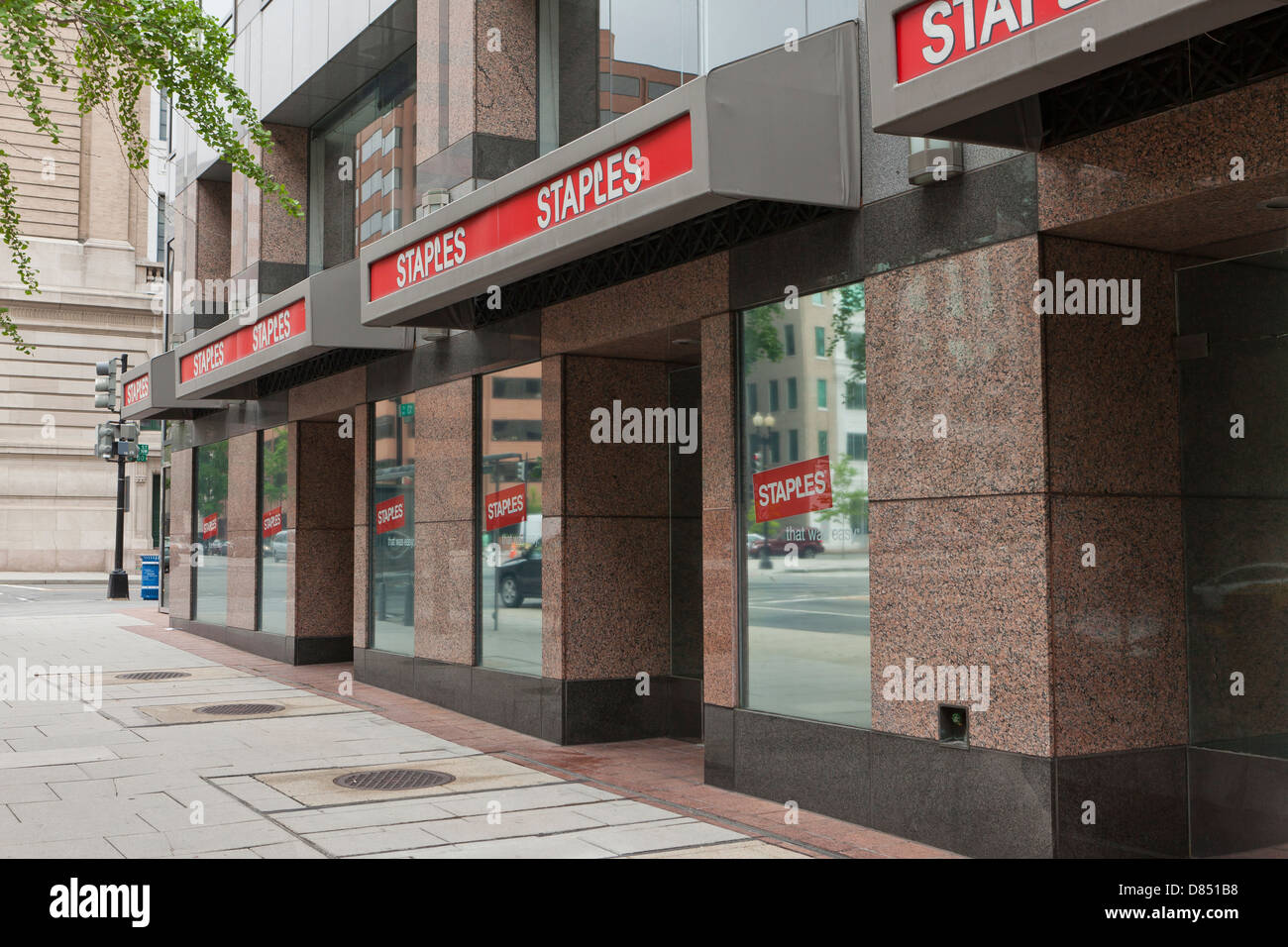 Sign for staples hi-res stock photography and images - Alamy