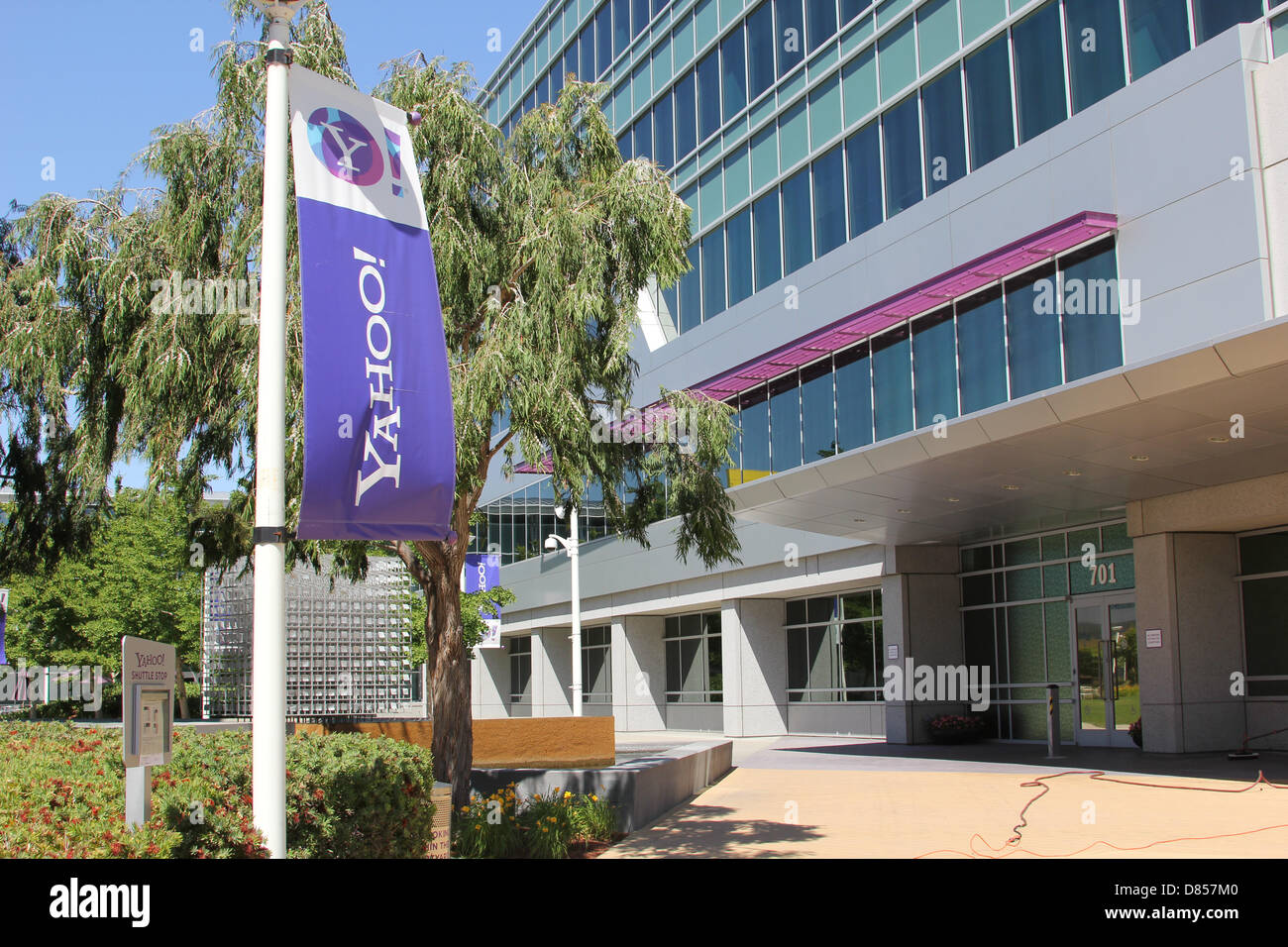 A Yahoo flag waves in front of the internet company's headquarters in Sunnyvale, USA, 19 May 2013. The internet pioneer is said to buy the blog platform Tumblr for 1.1 billion US dollars (857 million euro). Photo: Christoph Dernbach Stock Photo