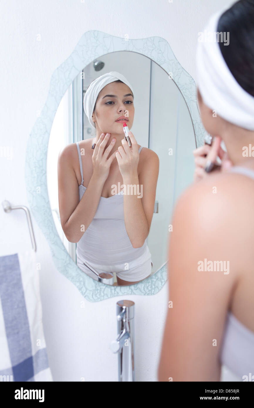 young woman applying make up Stock Photo - Alamy