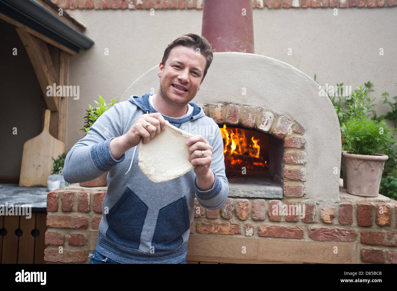 London, UK - 20 May 2013: Jamie Oliver cooks pizza at the Gaze Burvill stand during the RHS Chelsea Flower Show 2013 edition press day. Credit: Piero Cruciatti/Alamy Live News Stock Photo