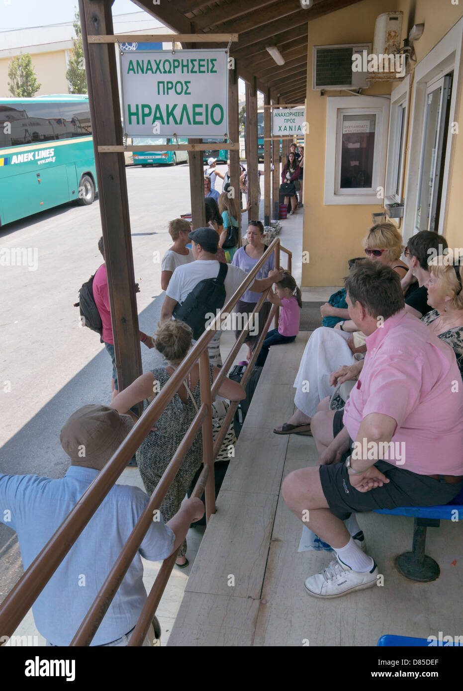 People waiting for bus hi-res stock photography and images - Alamy