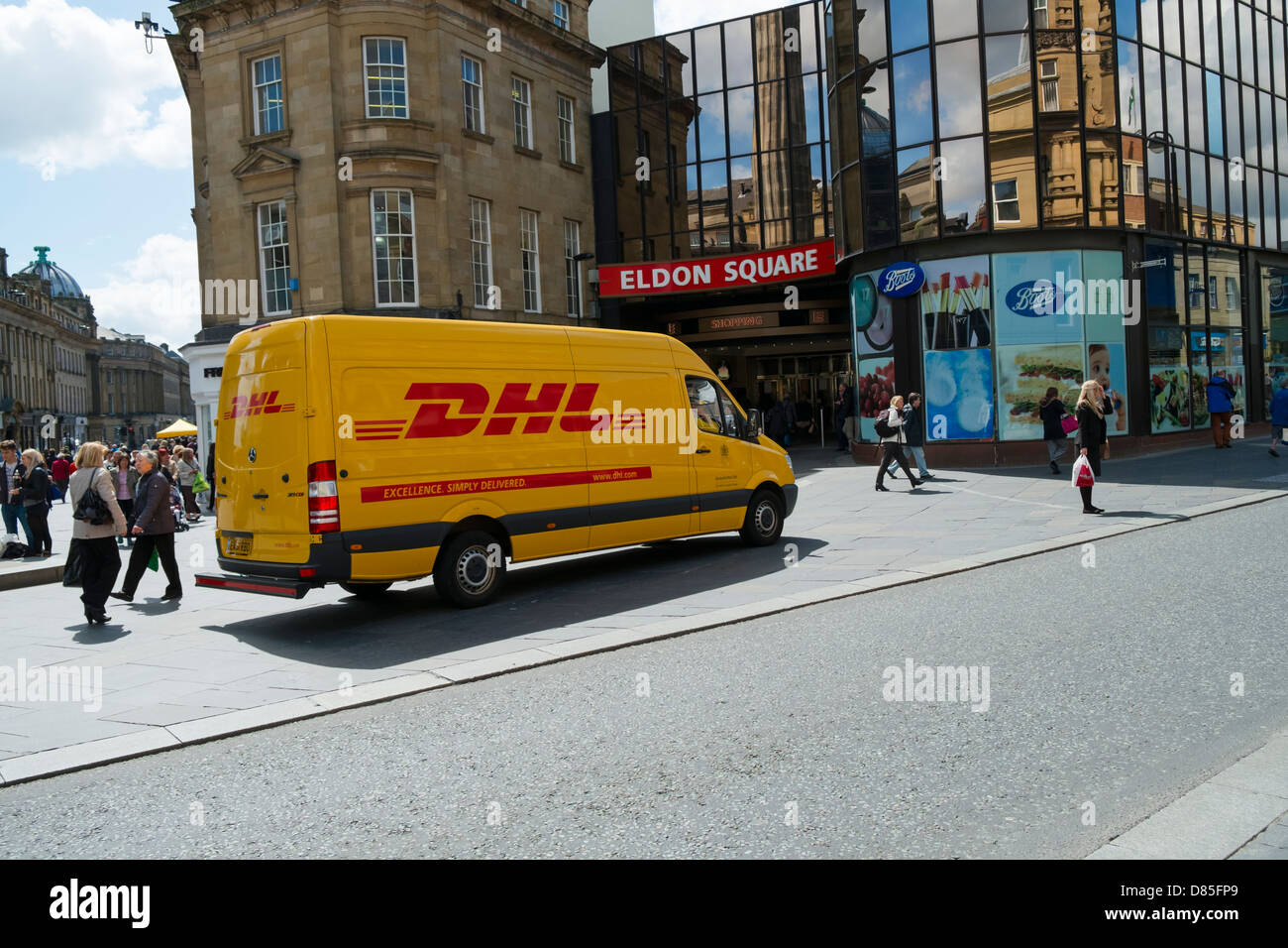 Parcel delivery van hires stock photography and images Alamy
