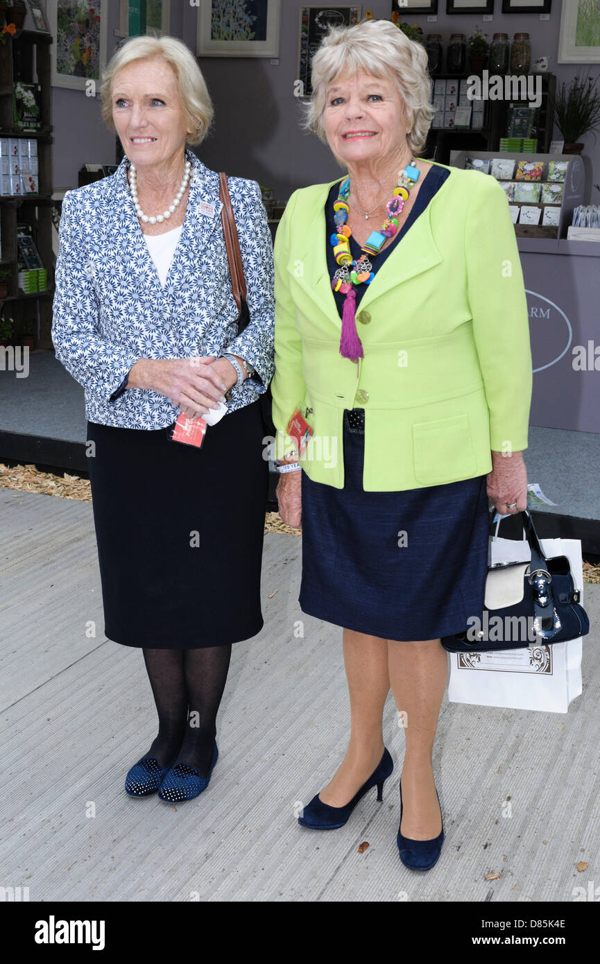 London, UK, 20/05/2013 : 2013 RHS Chelsea Flower Show. Mary Berry and Judith Chalmers. Picture by Julie Edwards Stock Photo