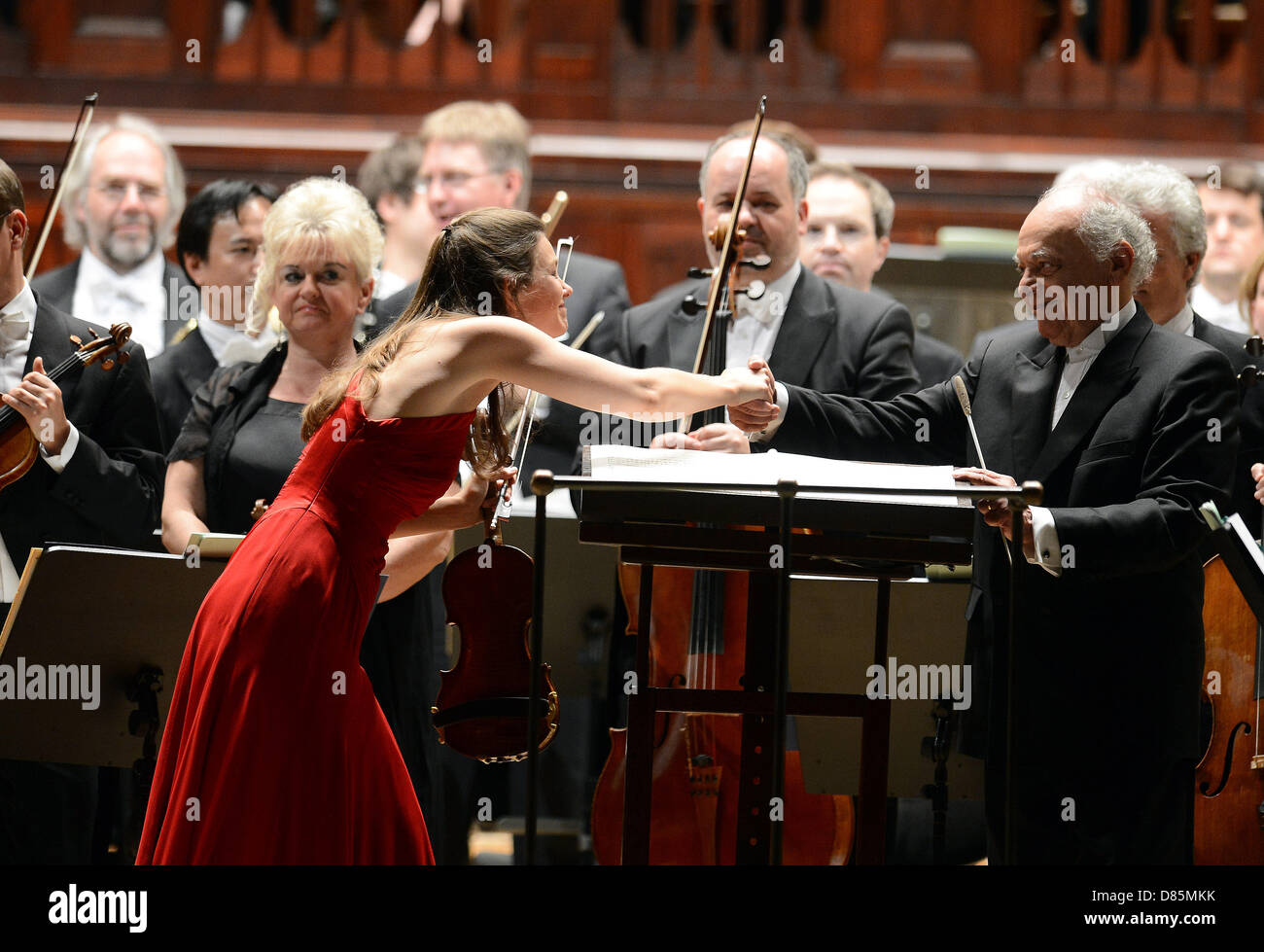 dutch-violinist-janine-jansen-left-soloist-of-the-concert-shakes