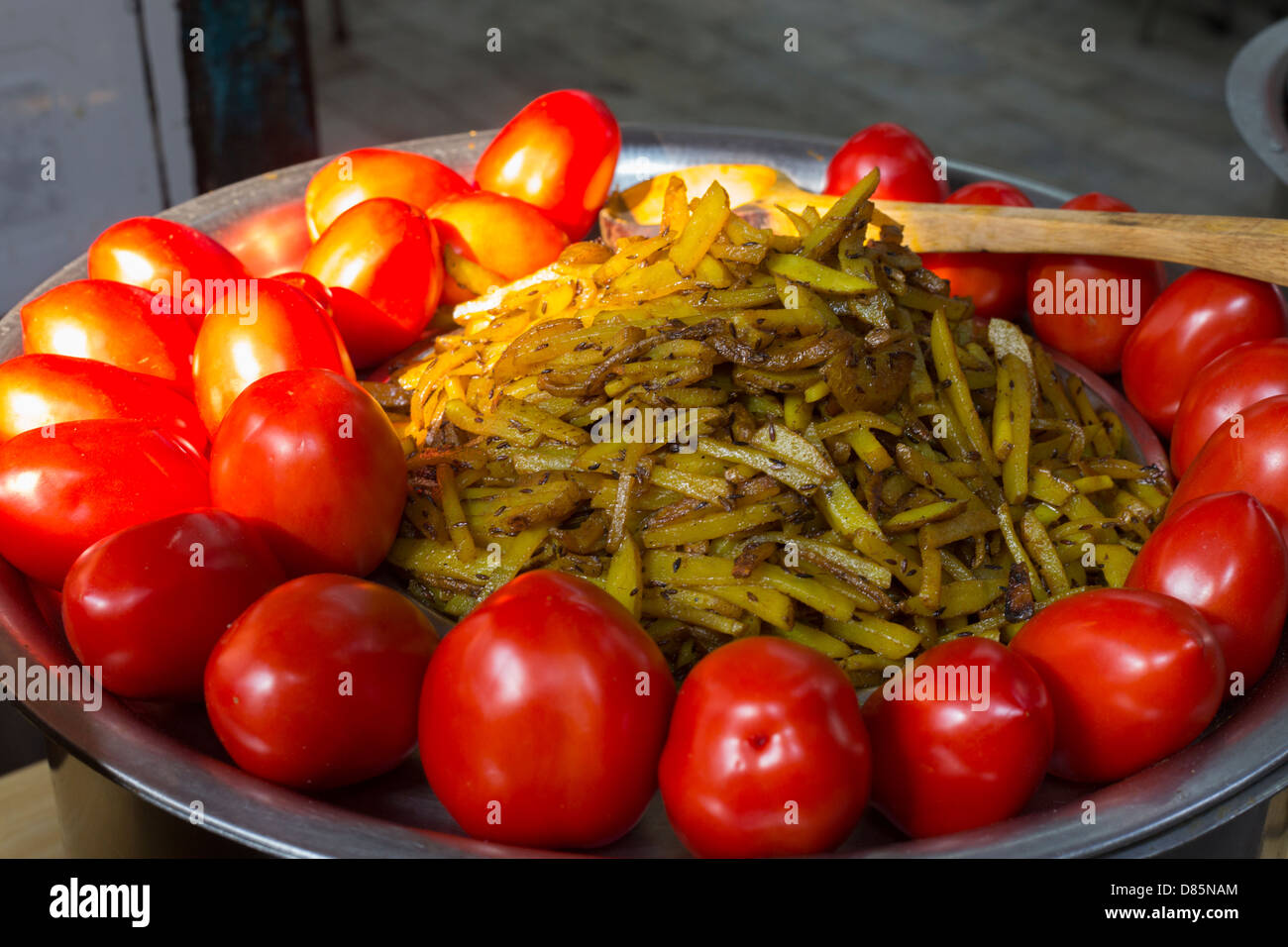 India, Uttar Pradesh, New Delhi, tomatoes and curried potato strips Stock Photo