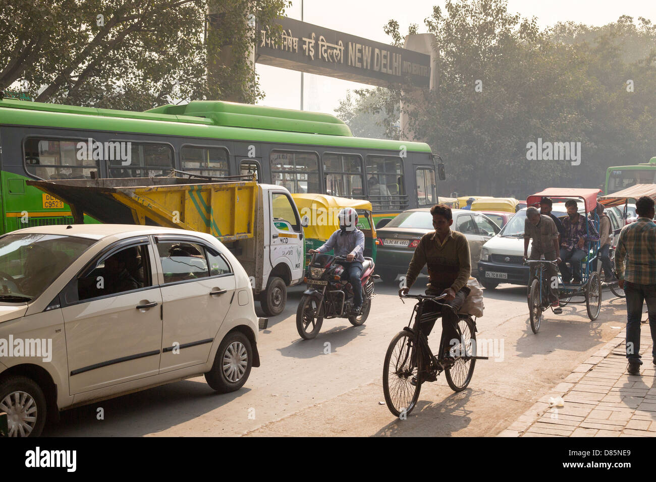 India, Uttar Pradesh, New Delhi, street scene outside New Delhi Railway Station Stock Photo