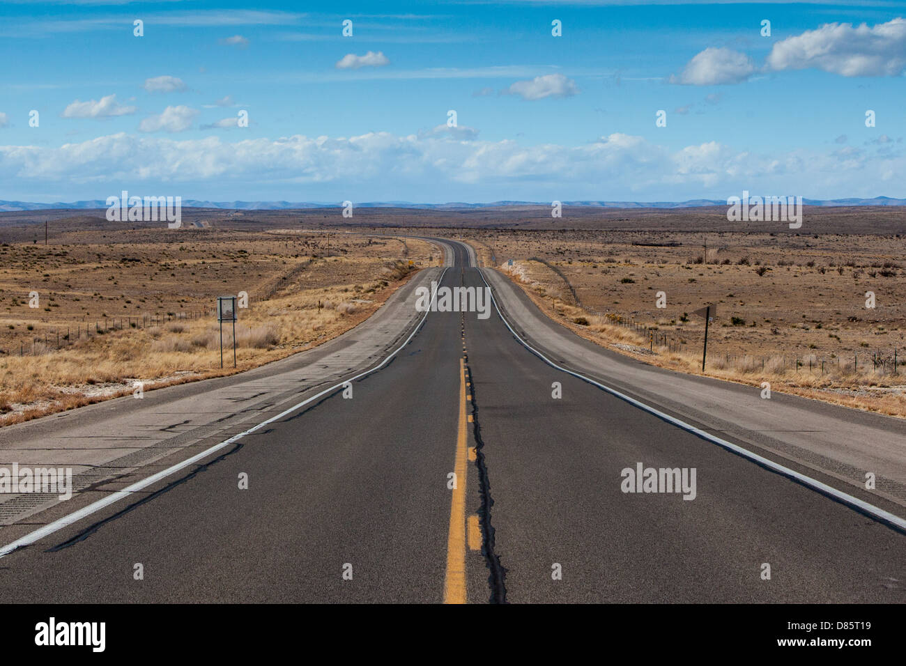 Open deserted HWY 82 between Artesia and Cloudcroft in New Mexico, USA Stock Photo