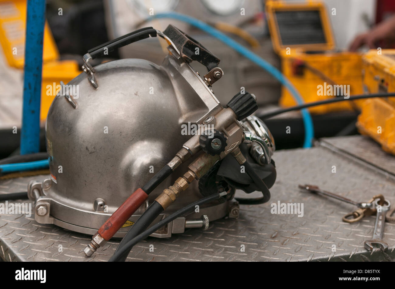 Divers helmet hi-res stock photography and images - Alamy