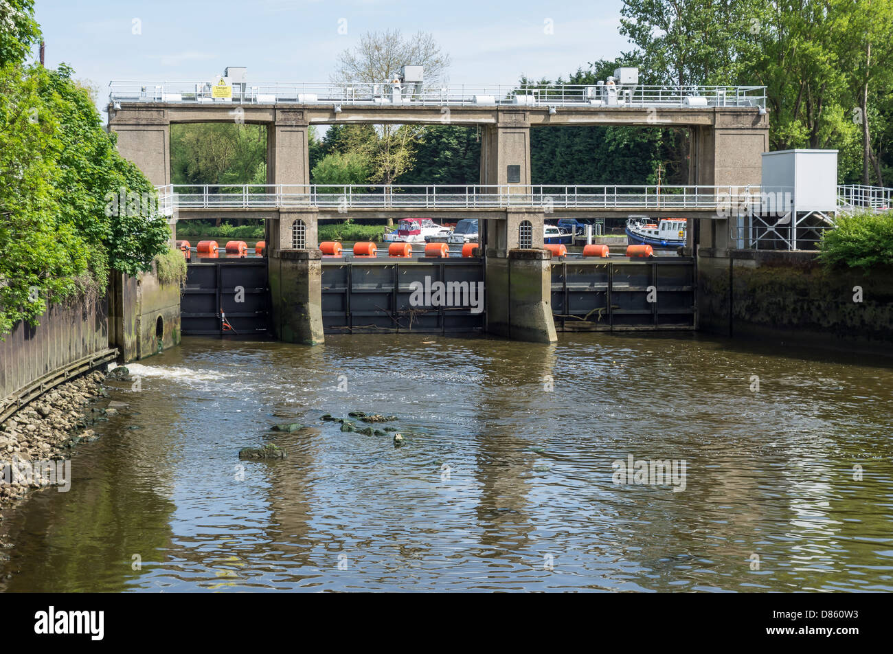 Allington Lock River Medway Maidstone Kent England Stock Photo Alamy