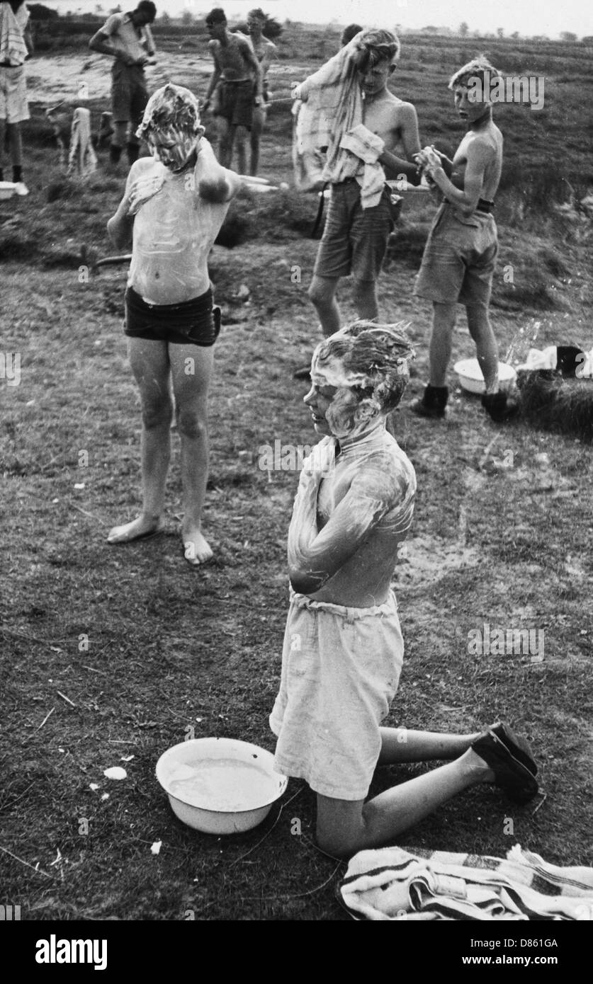 Outdoor washing, Boys Club 1936 Stock Photo