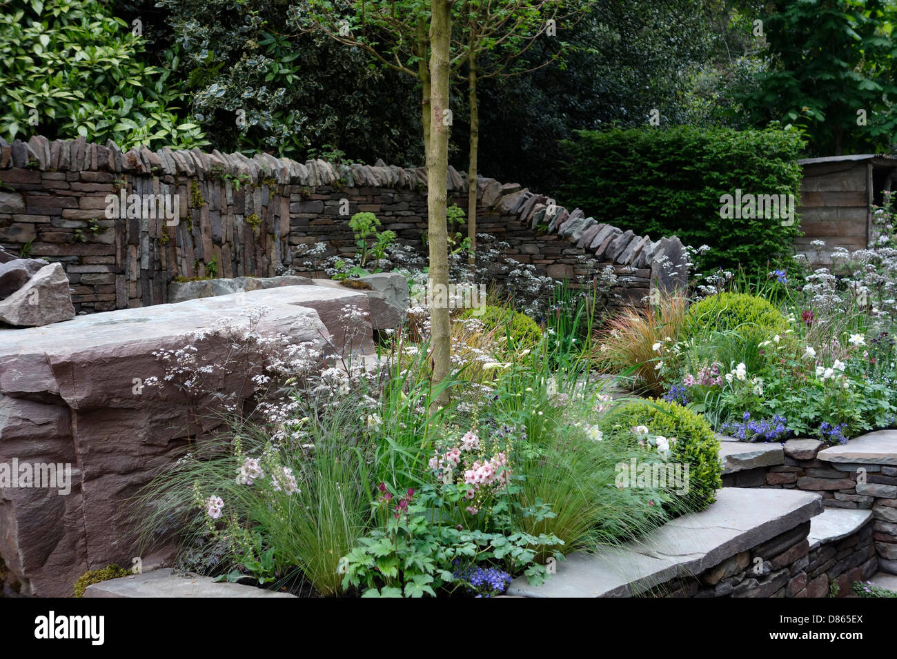 Un Garreg (One Stone) Designe Harry and David Rich sponsor Vital Earth. Chelsea Flower Show 2013 Stock Photo
