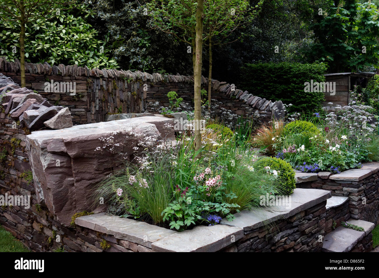 Un Garreg (One Stone) Designe Harry and David Rich sponsor Vital Earth. Chelsea Flower Show 2013 Stock Photo