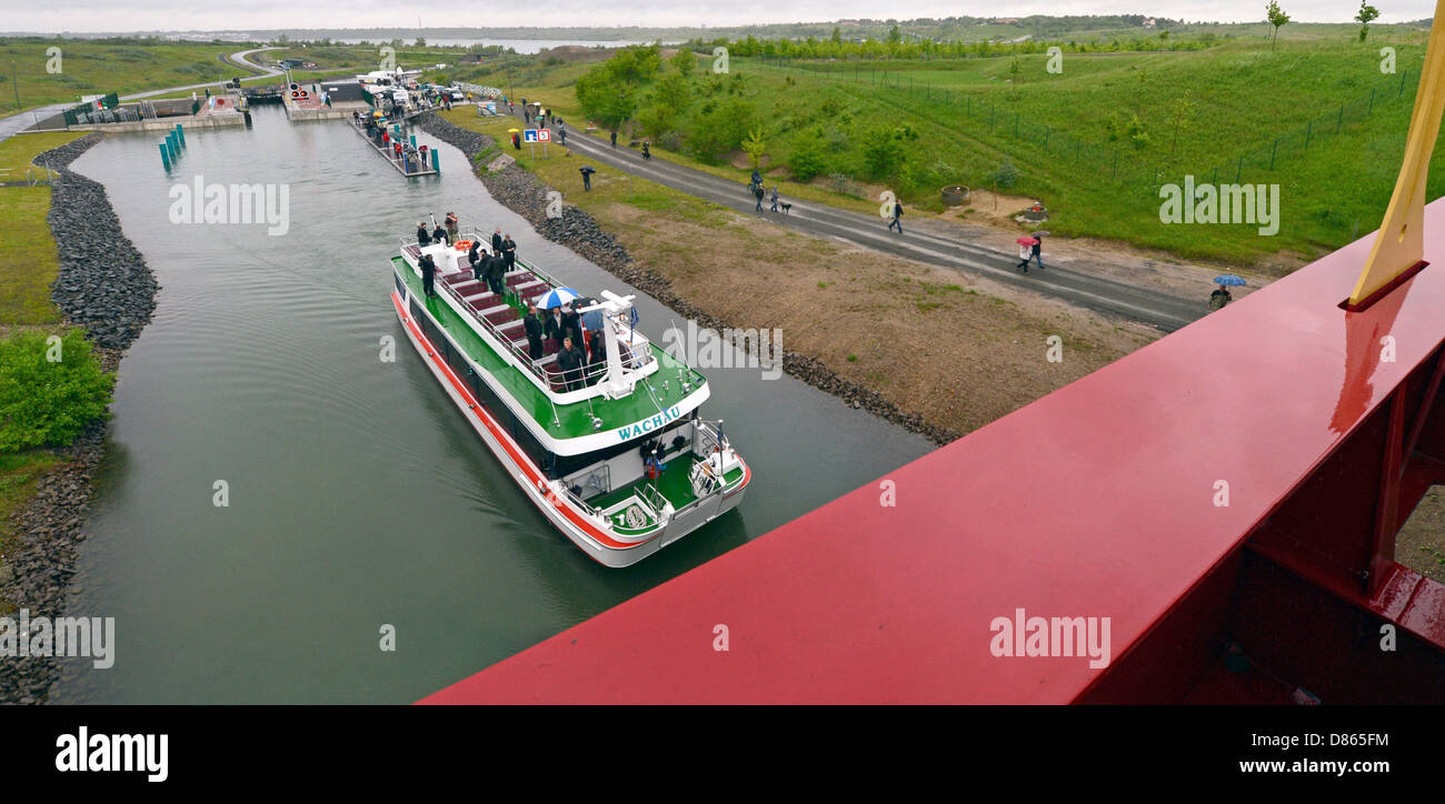 A passenger ship leaves the new Kanupark lock between Markkleeberg Laker (BACKGROUND) and Stoermthal Lake in Markkleeber, Saxony, 18 May 2013. The lock covers a difference in height of four meters. Photo: Hendrik Schmidt Stock Photo