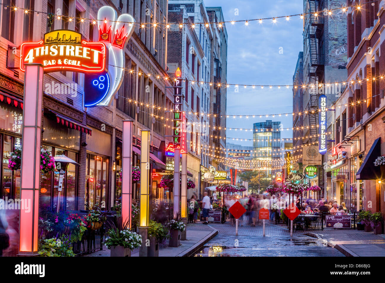 club-scene-on-east-fourth-street-in-cleveland-ohio-D86BJG.jpg