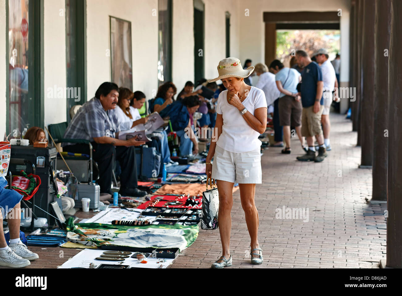 Indian vendors and shoppers, Palace of the Governors, Santa Fe, New Mexico USA Stock Photo