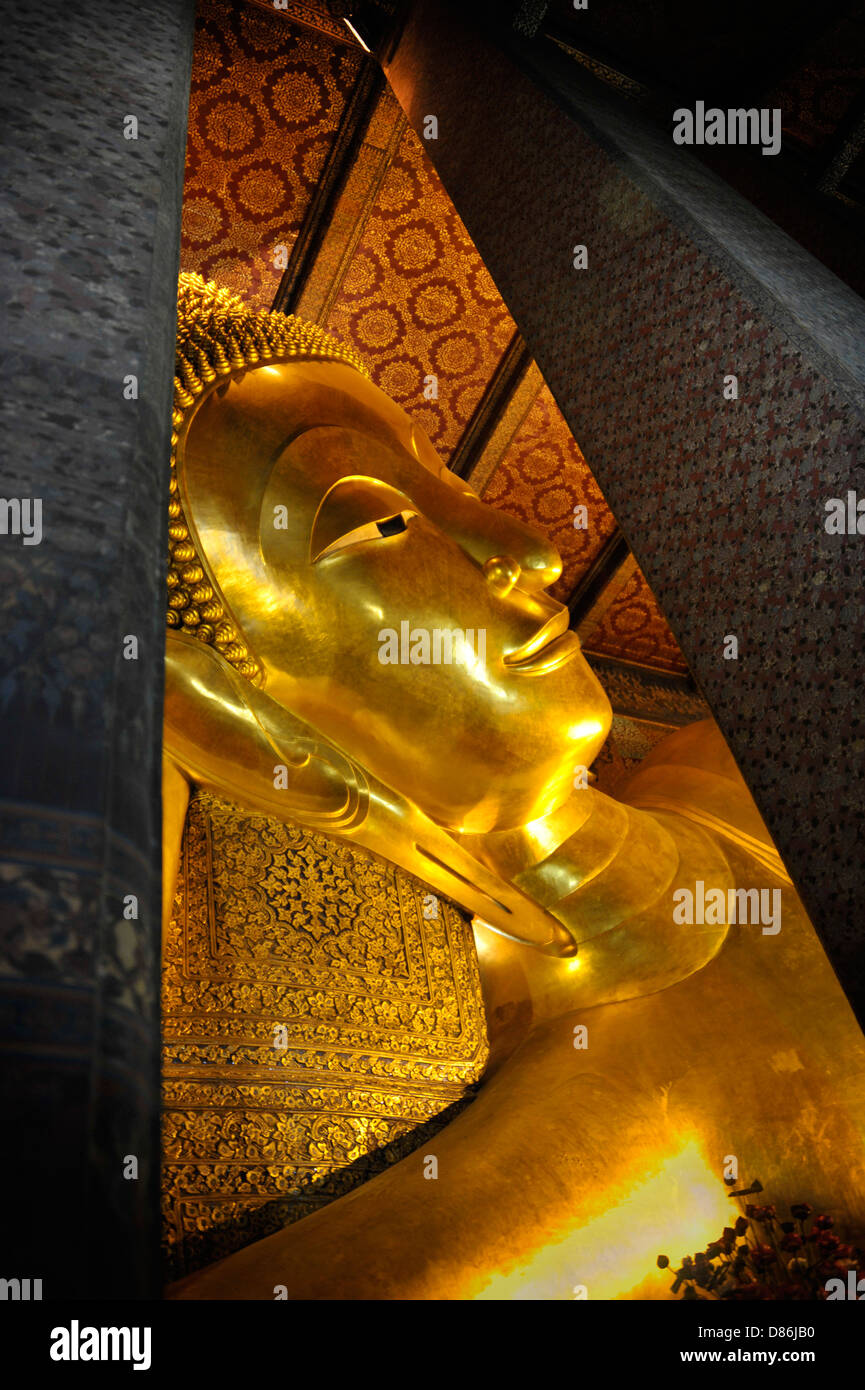 The reclining buddha at Wat Pho, one of the largest and oldest temples in Bangkok. Stock Photo