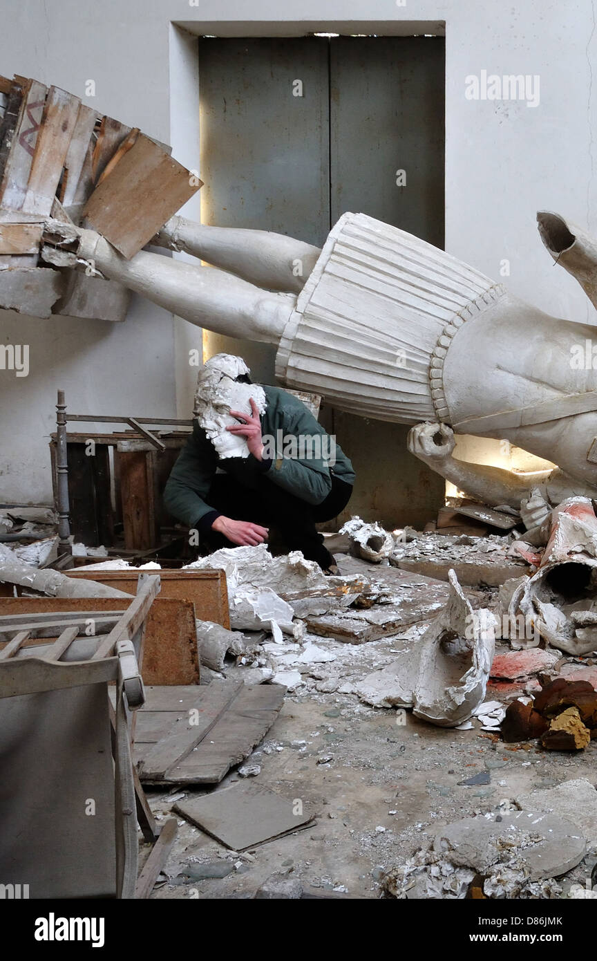 Broken statues hires stock photography and images Alamy