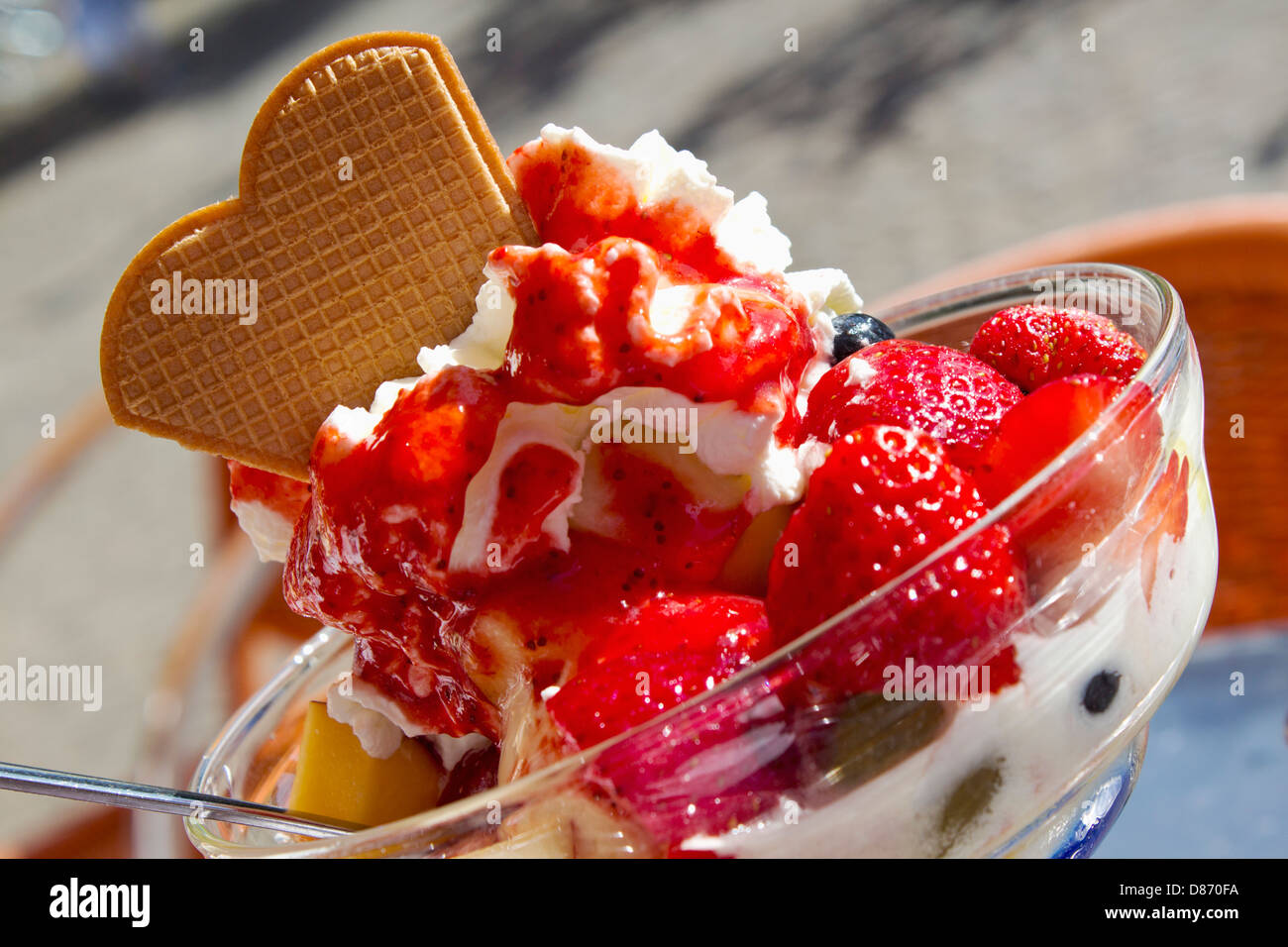 Bowl of vanilla ice cream with strawberries, close up Stock Photo - Alamy