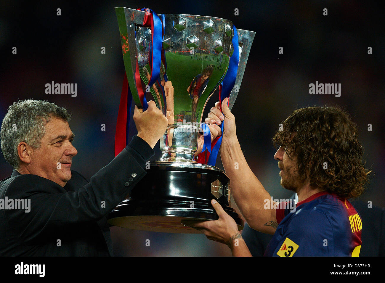 Jose Maria Villar (President spanish football federation) gives Carles Puyol (FC Barcelona) the La Liga Trophy after La Liga soccer match between FC Barcelona and Real Valladolid CF, at the Camp Nou stadium in Barcelona, Spain, Sunday, May 19, 2013. Foto: S.Lau Stock Photo