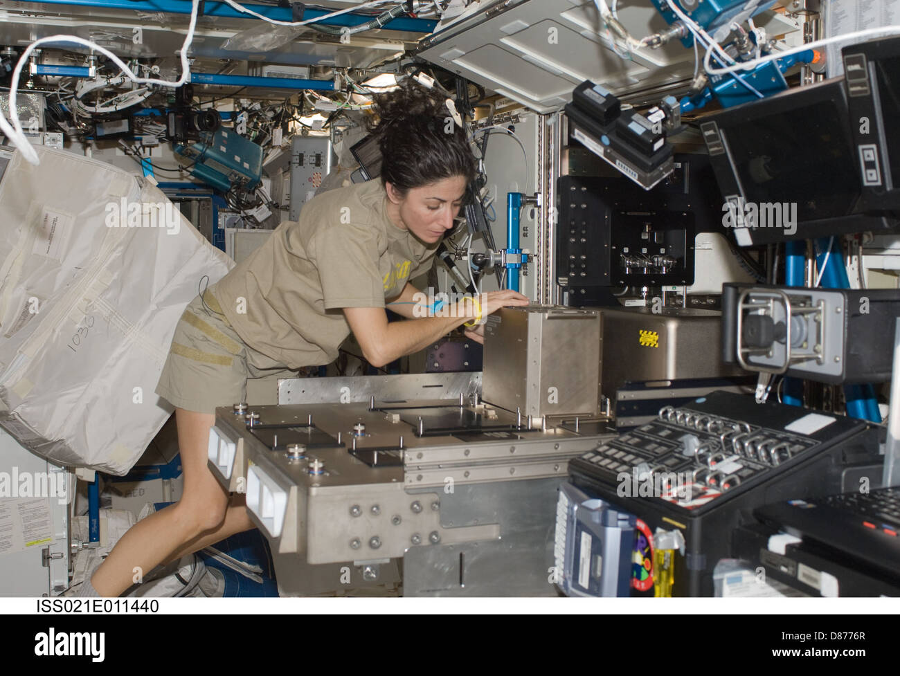 International space station experiments hi-res stock photography and ...