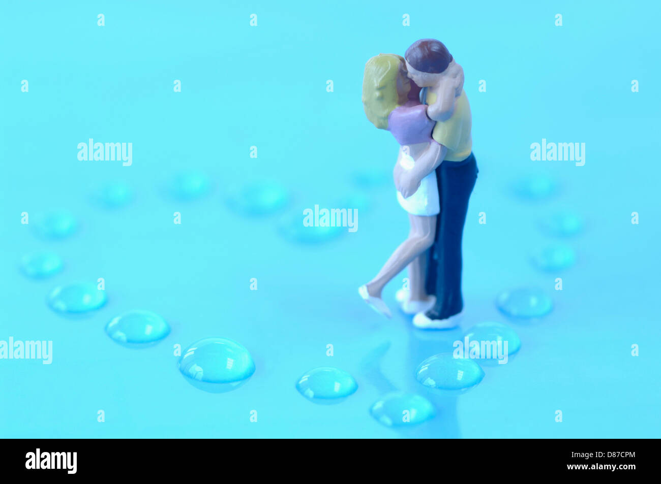 Figurine couple hugging in heart shape Stock Photo - Alamy
