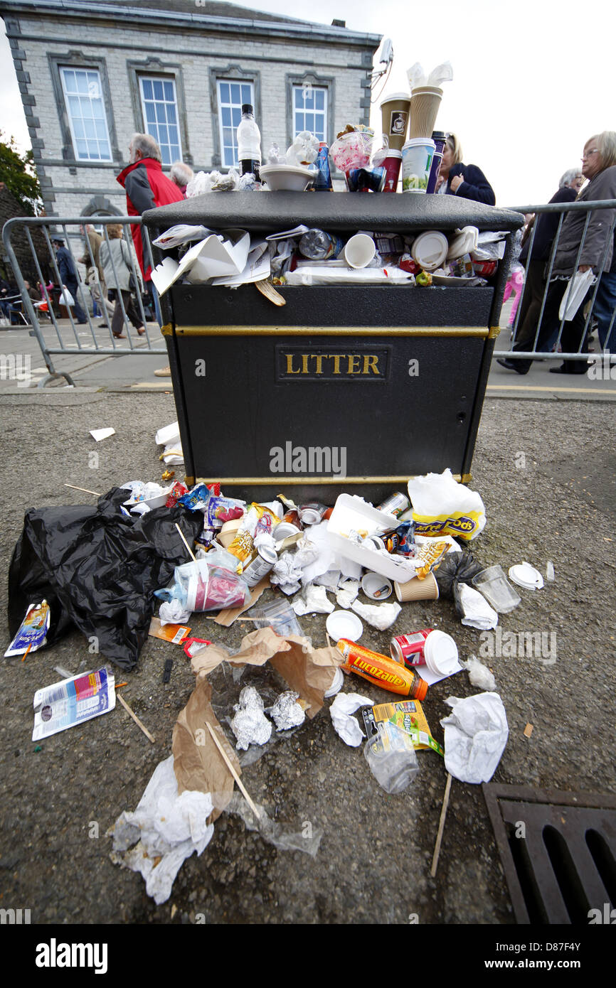OVERFLOWING LITTER BIN PICKERING NORTH YORKSHIRE 14 October 2012 Stock Photo Alamy