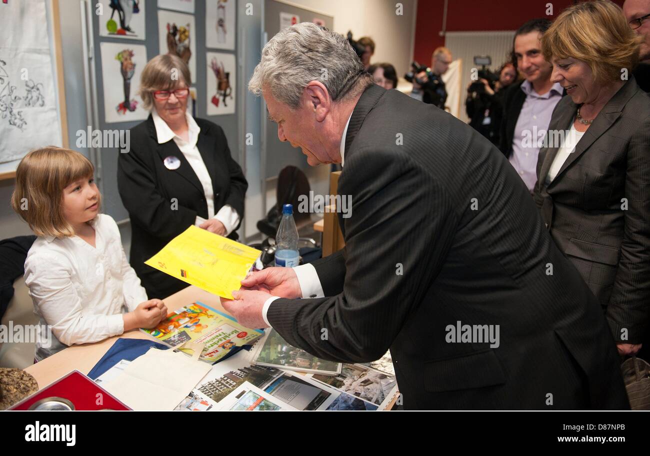 Bremen-Tenever, Germany, 21 May 2013.  German President Joachim Gauck and his partner Daniela Schadt look at a small flee market in Bremen-Tenever, Germany, 21 May 2013. Photo: CARMEN JASPERSEN/DPA/Alamy Live News Stock Photo