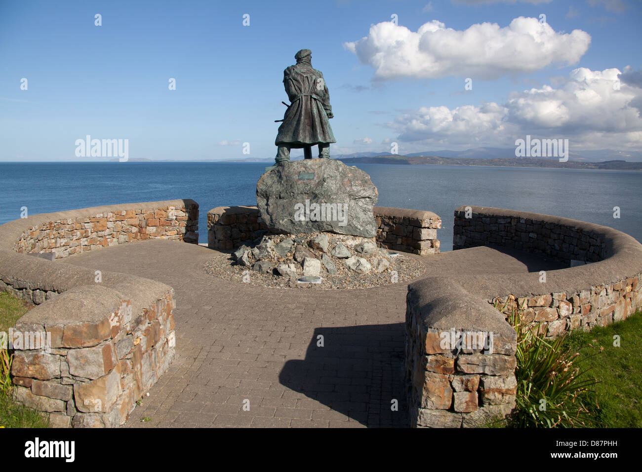 The Wales Coastal Path in North Wales. Memorial to the Moelfre RNLI Coxswain Dic Evans MBE. Stock Photo