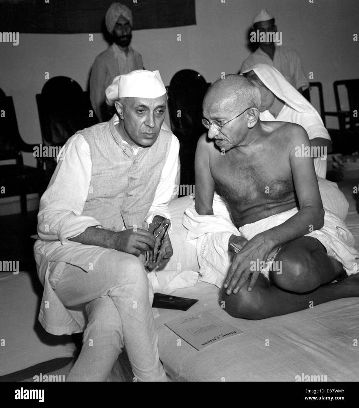 JAWAHARLAL NEHRU at left with Mahatma Gandhi, Indian independence leaders, in 1942 Stock Photo