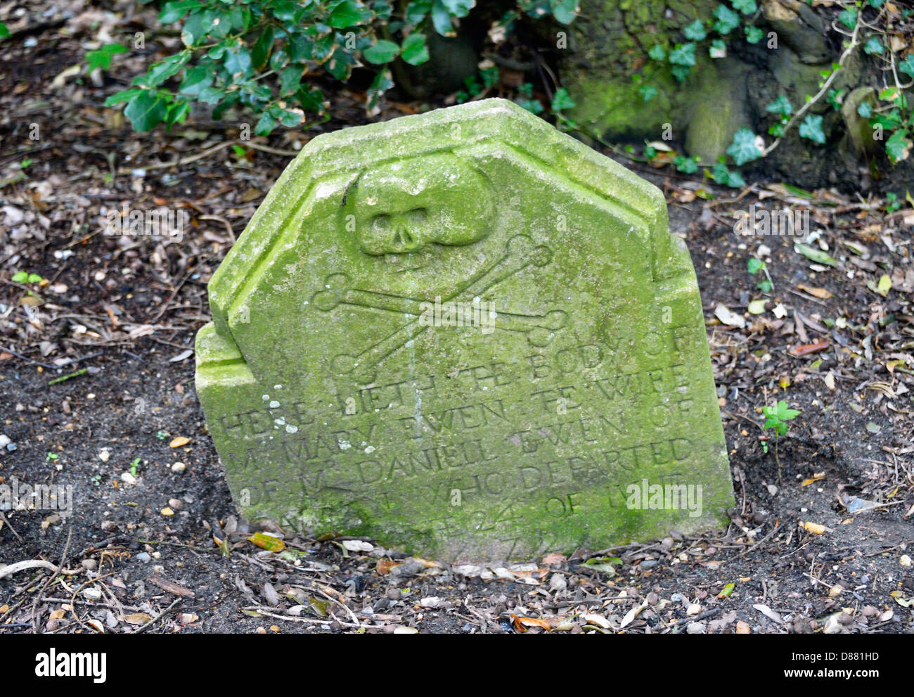Skull and crossbones gravestone hires stock photography and images Alamy