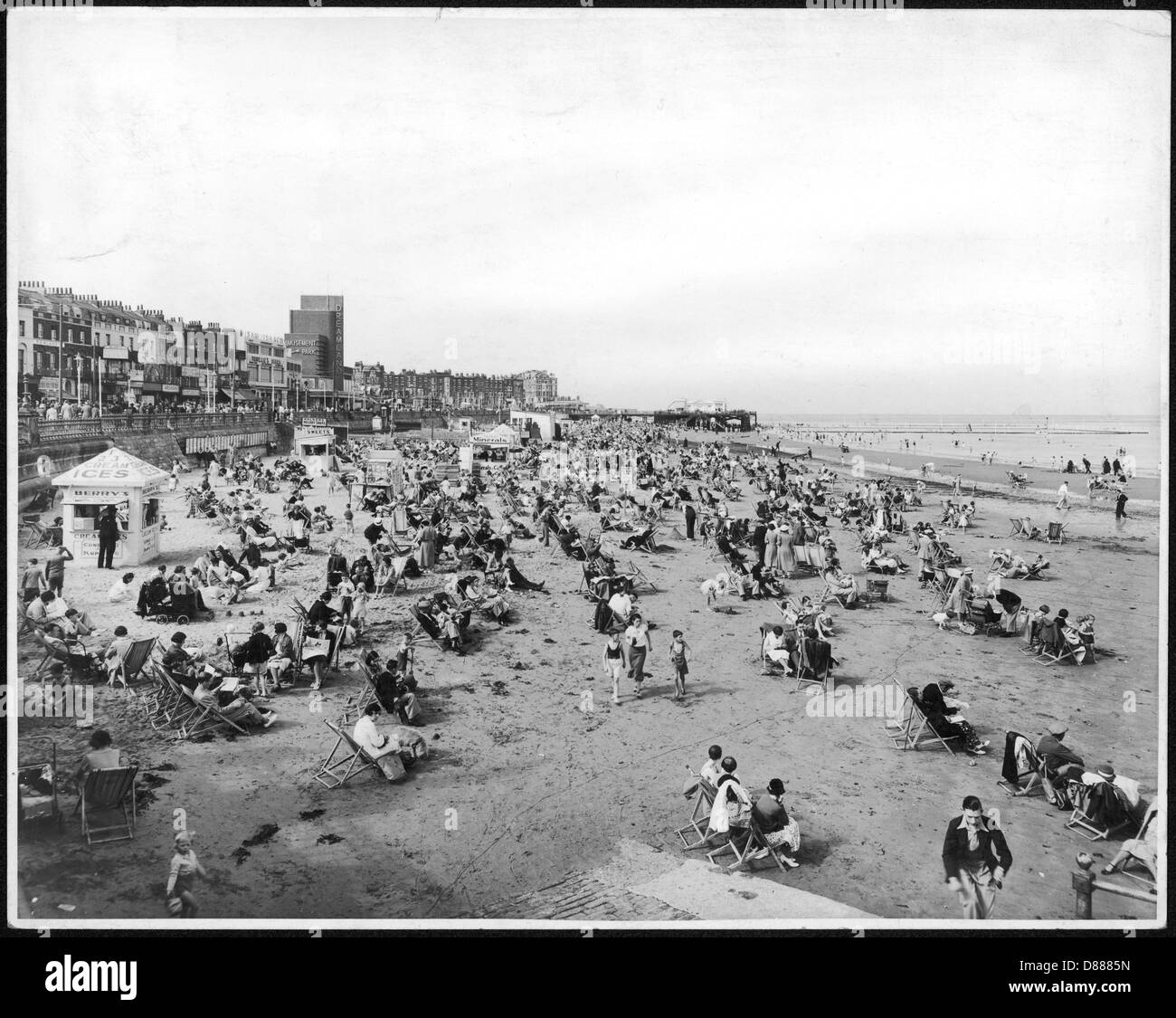 The beach margate kent Black and White Stock Photos & Images Alamy