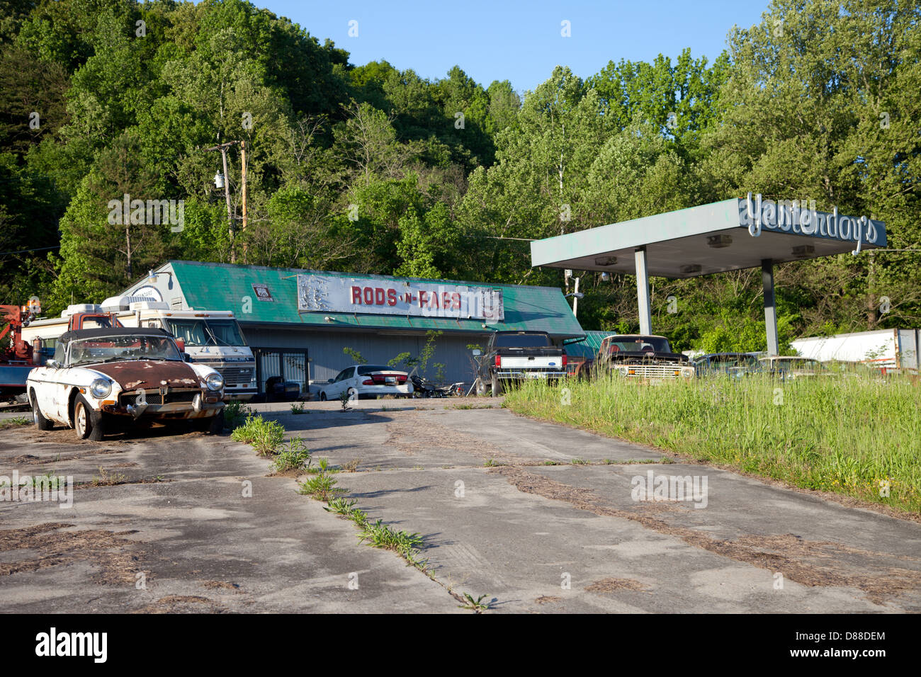 Abandoned auto garage on Fiske Road, Harriman, Tennessee Stock Photo