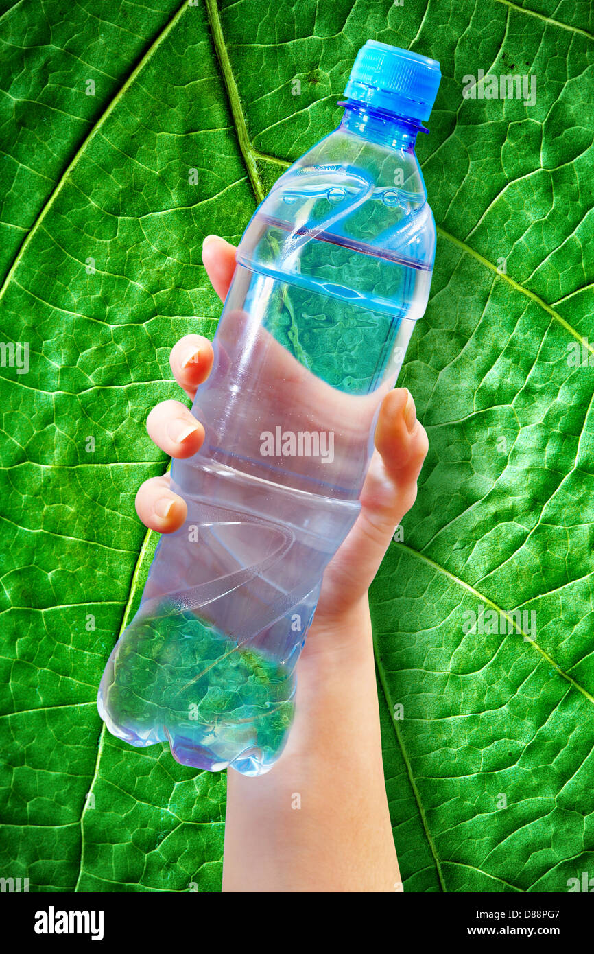 Бутылка воды в руке. Бутылка для воды. Пластиковая бутылка для воды в руках. Чистая вода в бутылке.