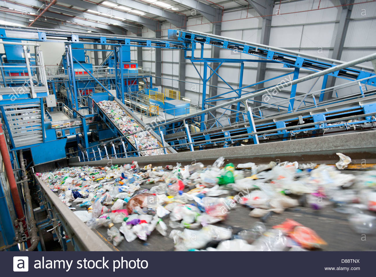 Rubbish recycling plant. Фабрики по переработке пластика. Завод переработки пластика. Сортировочный конвейер переработка пластика. Сортировка пластика.