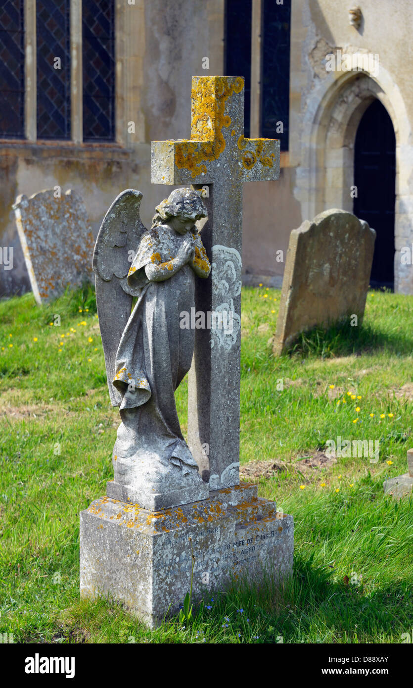 Gravestone with angel and cross. Church of All Saints. Frostenden, Suffolk, England, United Kingdom, Europe. Stock Photo