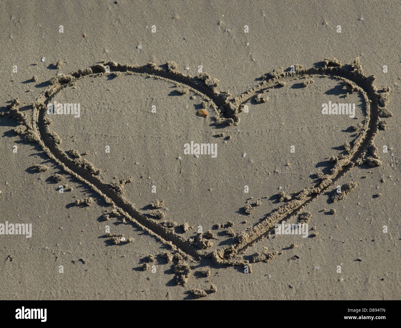 A heart shape drawn in the sand Stock Photo - Alamy